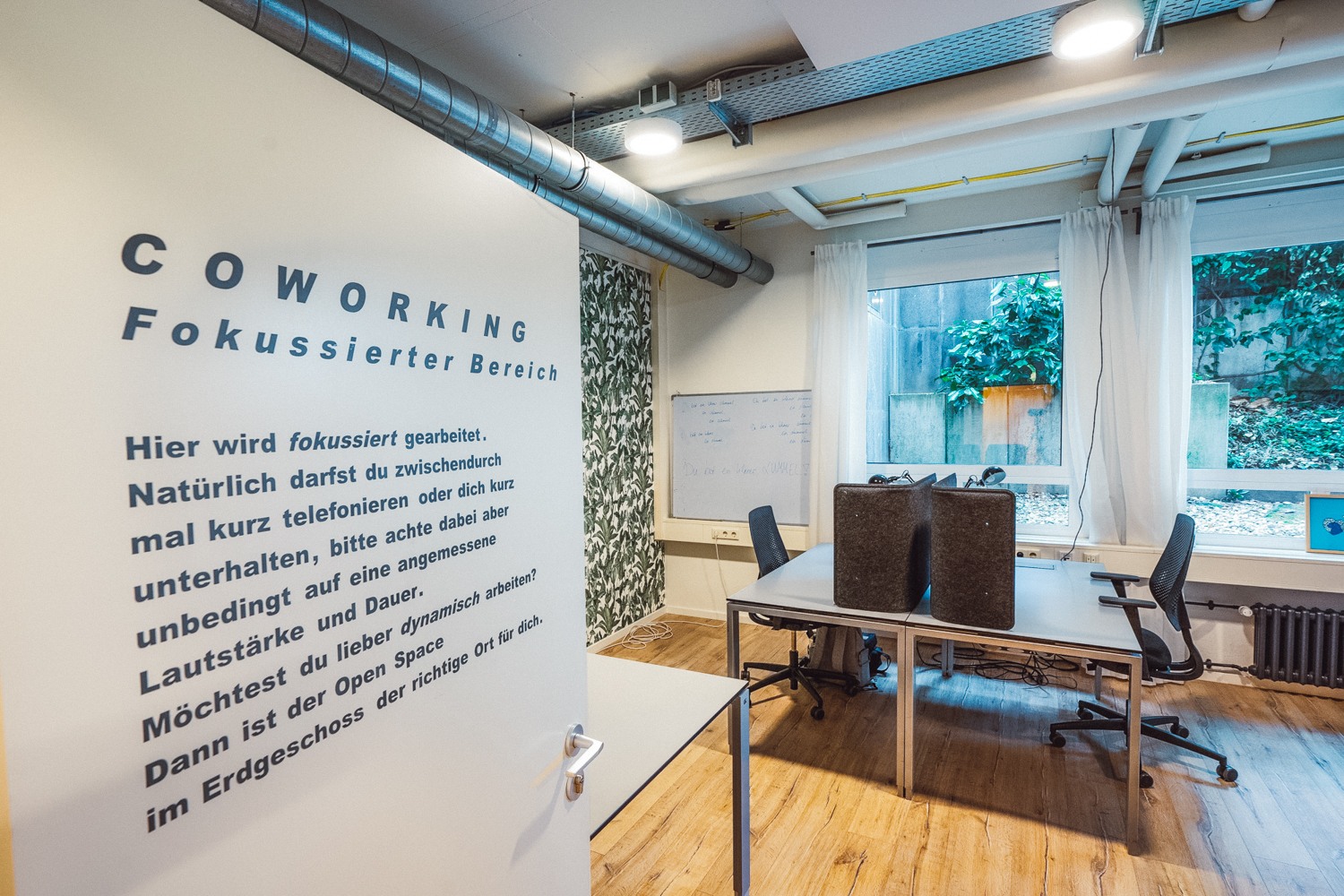 Tür zum Coworking Space zum fokussierten Arbeiten