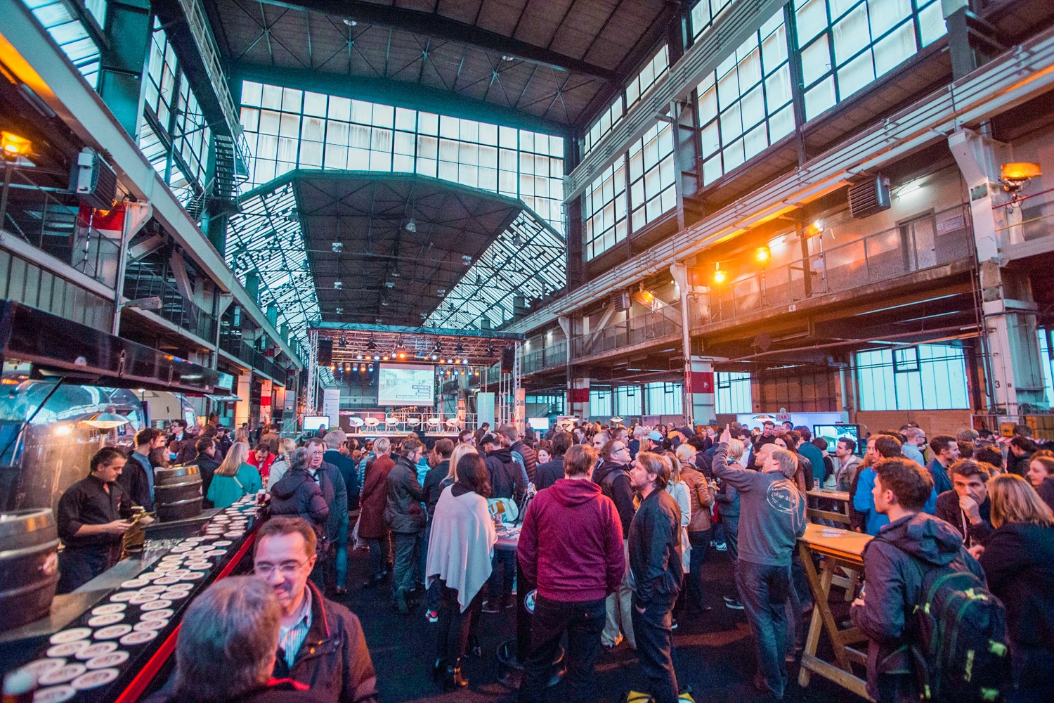 Foto der großen Fabrikhallen von innen beim Soft-Opening des Factory Campus