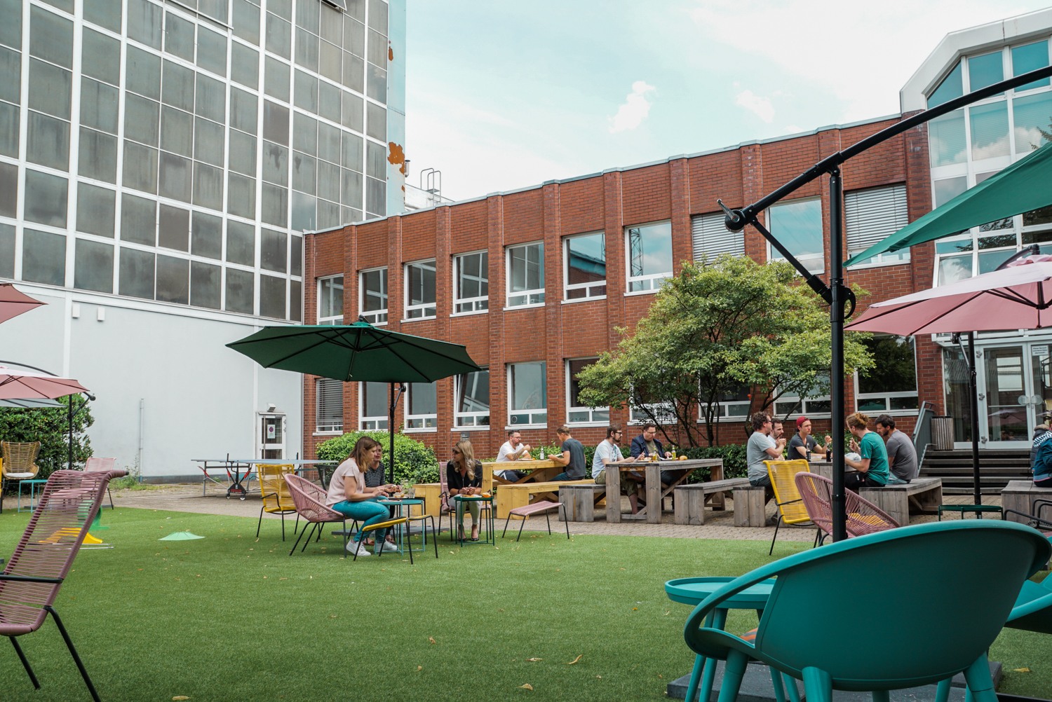 Outdoorbereich mit einigen Coworkern beim Mittagessen