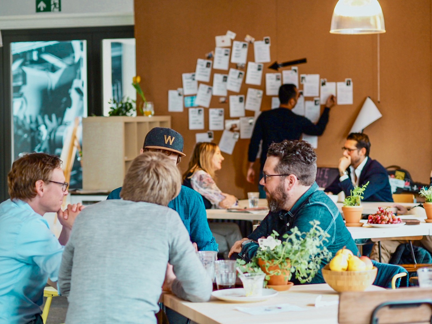 Coworker im Bistro des Factory Campus beim Community Frühstück