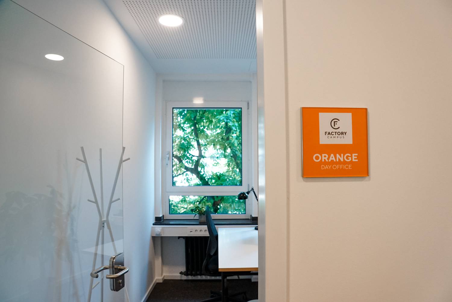 Tagesbüro-Orange-Coworking-Factory-Campus-Workspace