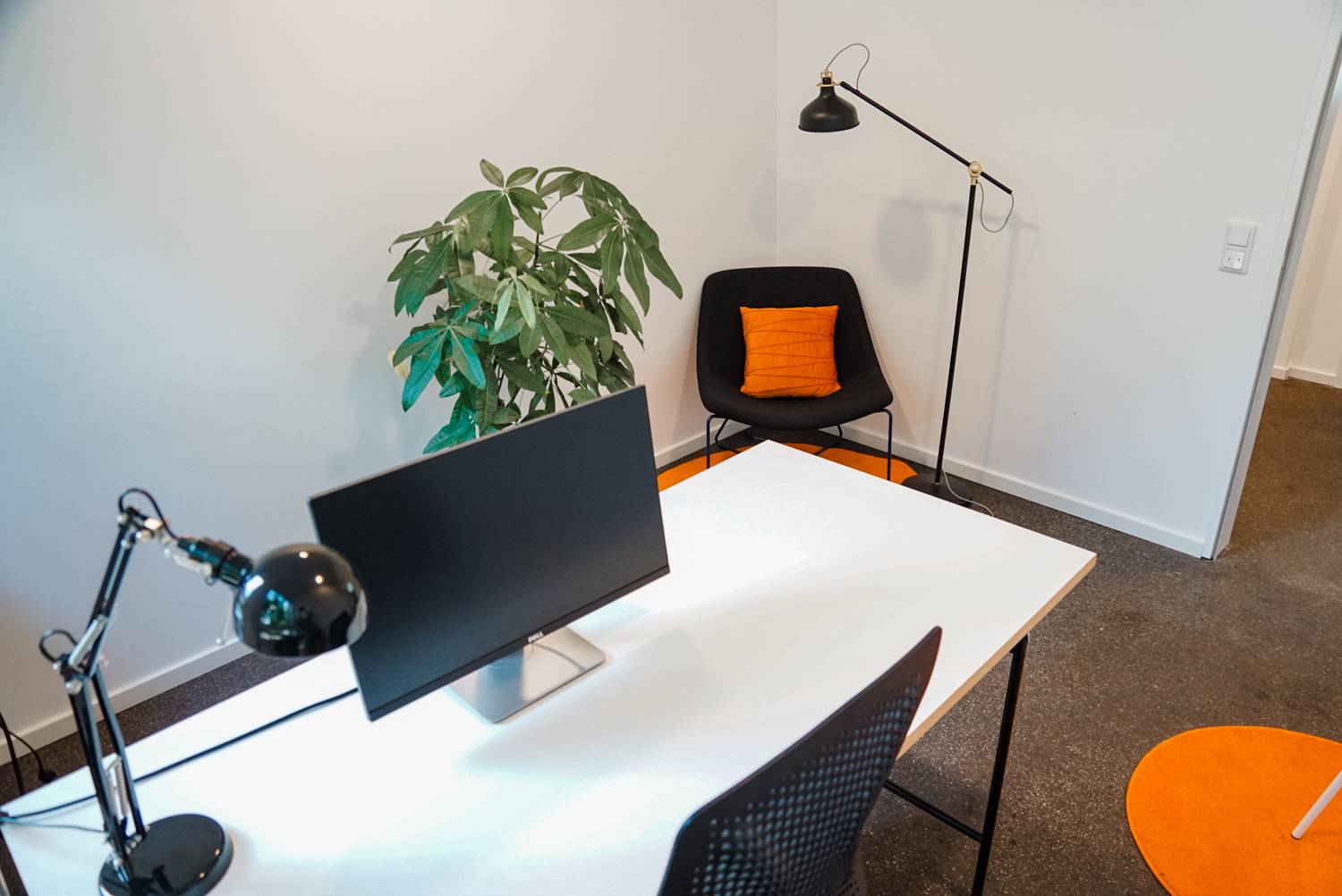 Tagesbüro-Orange-Coworking-Factory-Campus-Workspace